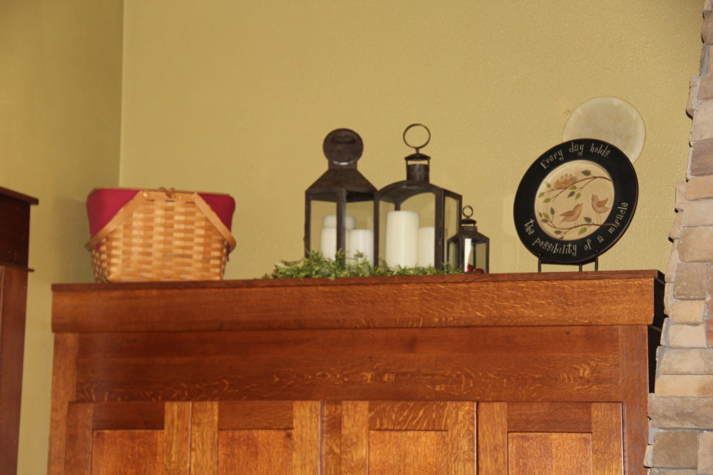 One side of the upper cabinets. Lanterns up there look great all times of the day/night.